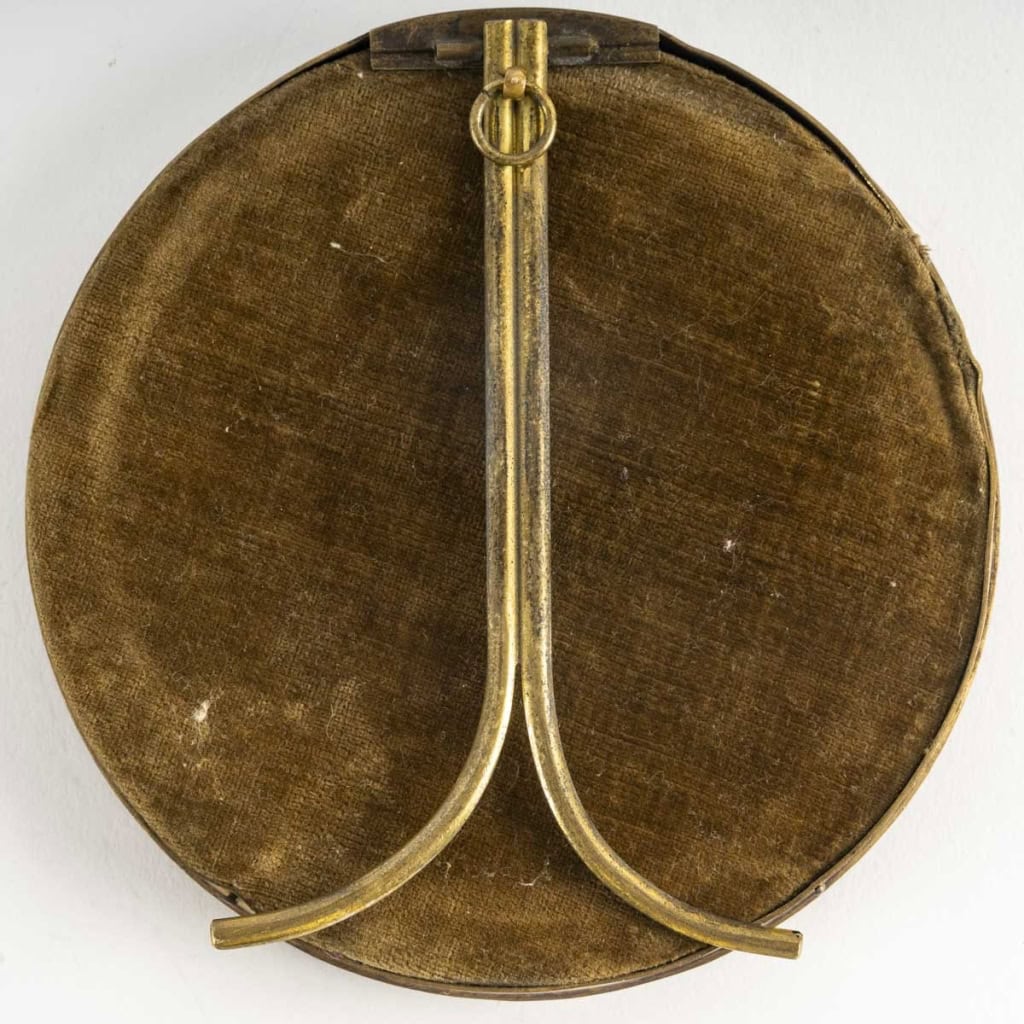 Portrait de femme de profil, miniature circulaire émaillée du cuivre signée d’un monogramme, travail français de la fin du XIXe siècle | Biron Portrait de femme de profil, miniature circulaire émaillée du cuivre signée d'un monogramme, travail français de la fin du XIXe siècle