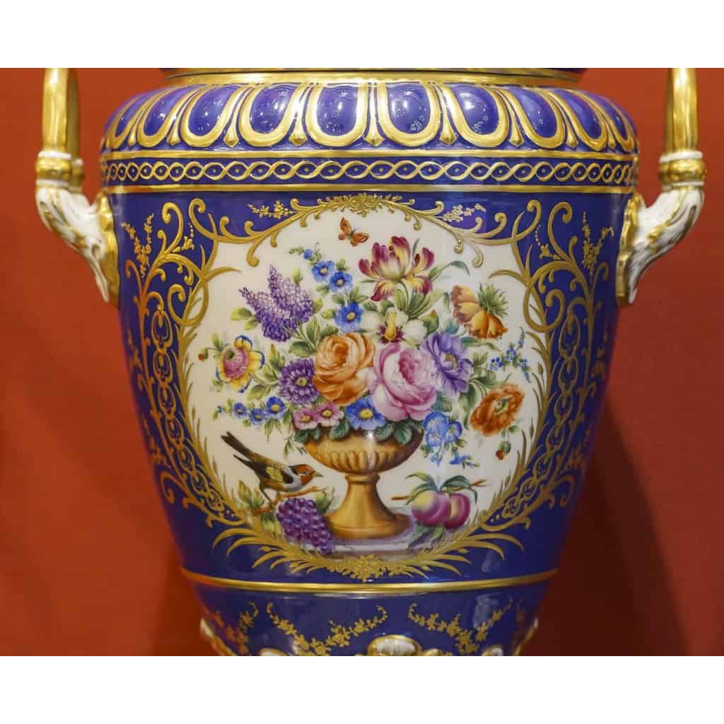 Le Tallec » Paire de très Grands Pots bleus de Sèvres couverts » | Biron Le Tallec " Paire de très Grands Pots bleus de Sèvres couverts"