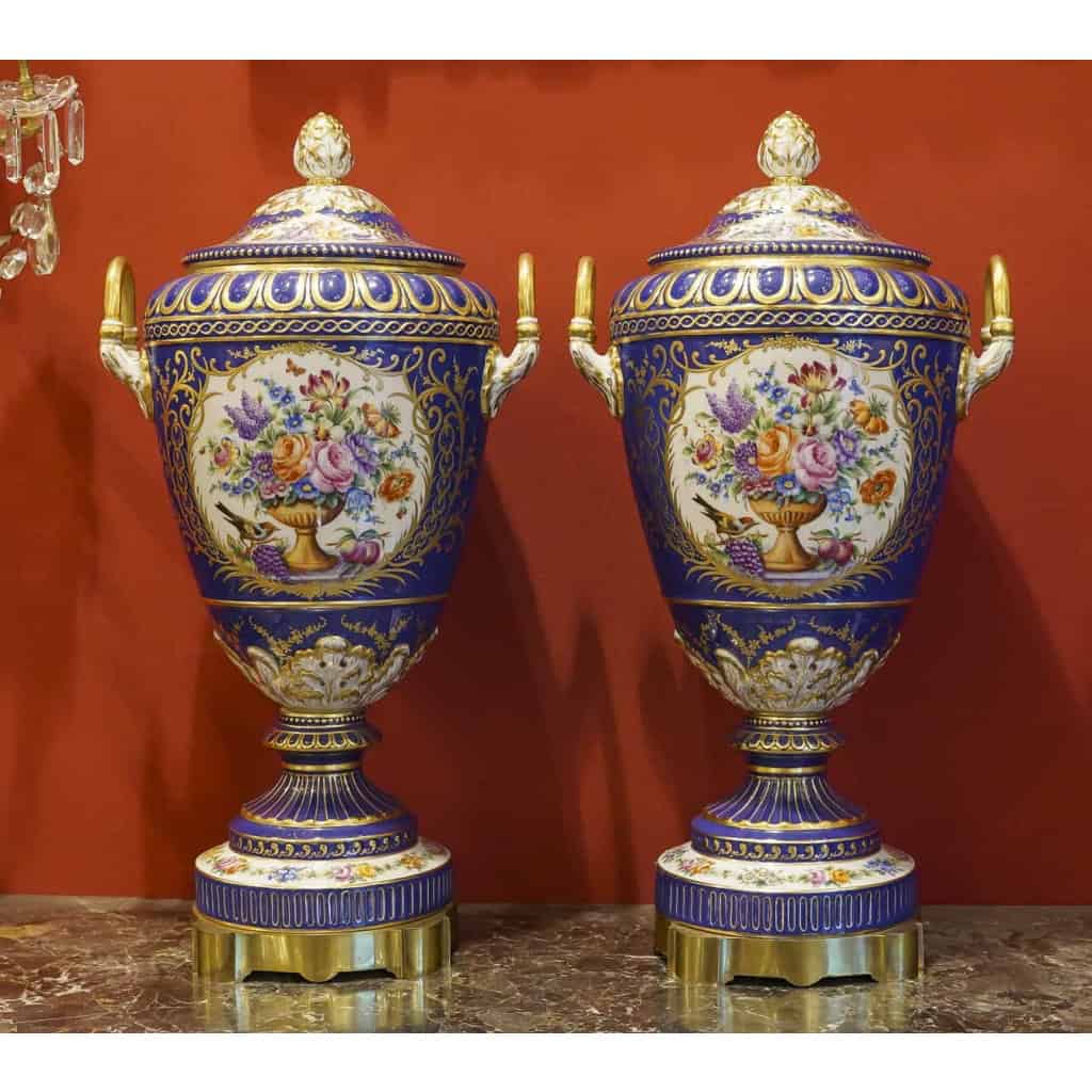 Le Tallec » Paire de très Grands Pots bleus de Sèvres couverts » | Biron Le Tallec " Paire de très Grands Pots bleus de Sèvres couverts"