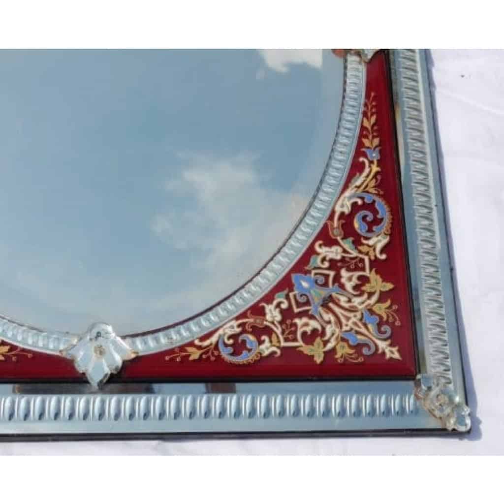 1880/1900′ Miroir Venise Rectangulaire à Fronton Avec Cadre en Verre Orné de Fleurs Emaillées Fond Rouge