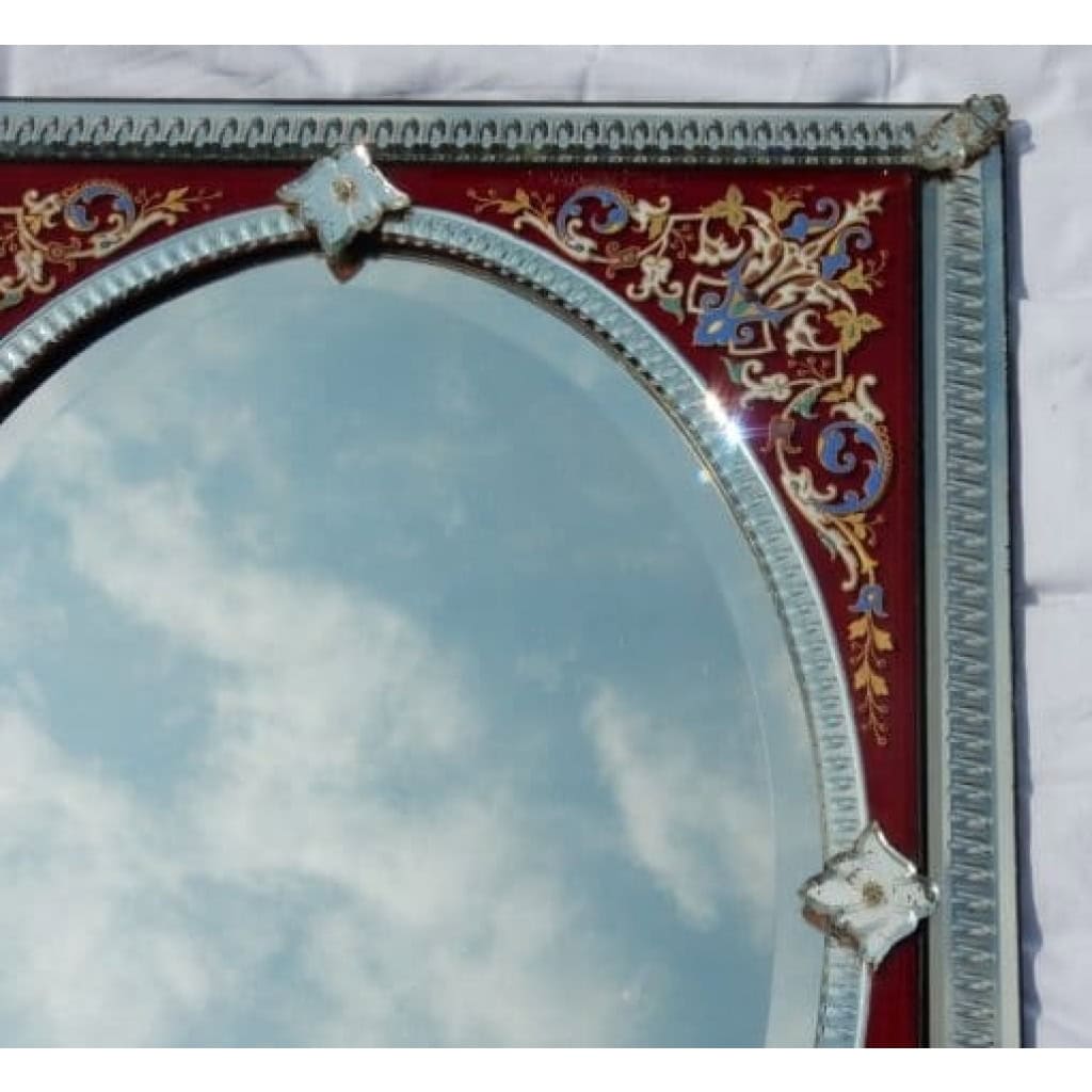 1880/1900′ Miroir Venise Rectangulaire à Fronton Avec Cadre en Verre Orné de Fleurs Emaillées Fond Rouge