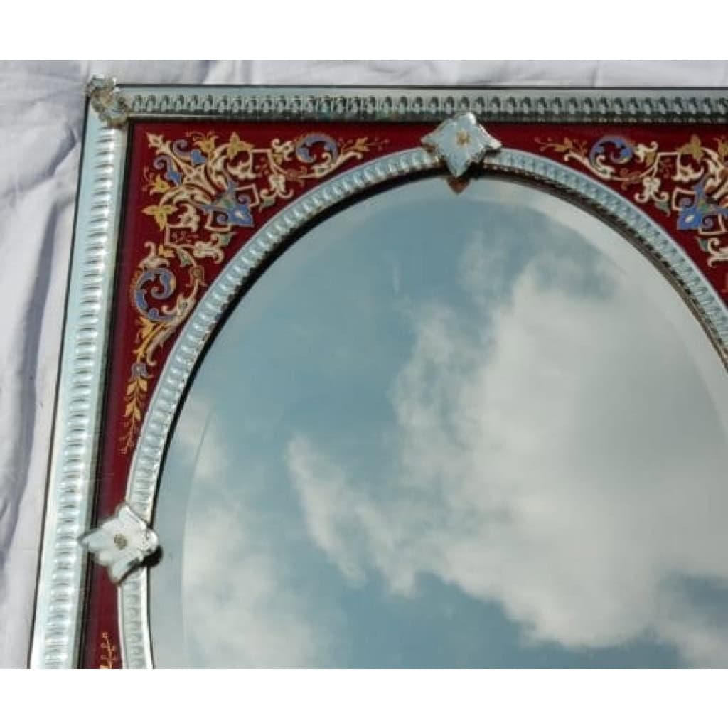1880/1900′ Miroir Venise Rectangulaire à Fronton Avec Cadre en Verre Orné de Fleurs Emaillées Fond Rouge