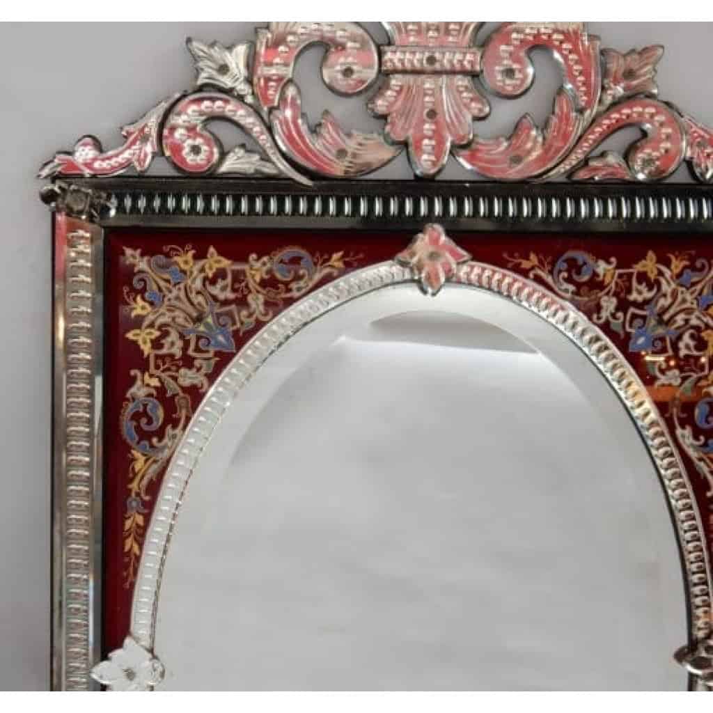 1880/1900′ Miroir Venise Rectangulaire à Fronton Avec Cadre en Verre Orné de Fleurs Emaillées Fond Rouge