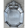 1880′ Miroir Venise Octogonal à Fronton Tain Mercure avec Fleurs Gravées et Tain Oxydé