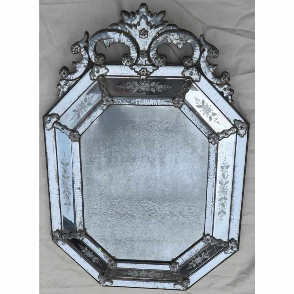 1880′ Miroir Venise Octogonal à Fronton Tain Mercure avec Fleurs Gravées et Tain Oxydé