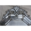 1880′ Miroir Venise Octogonal à Fronton Tain Mercure avec Fleurs Gravées et Tain Oxydé