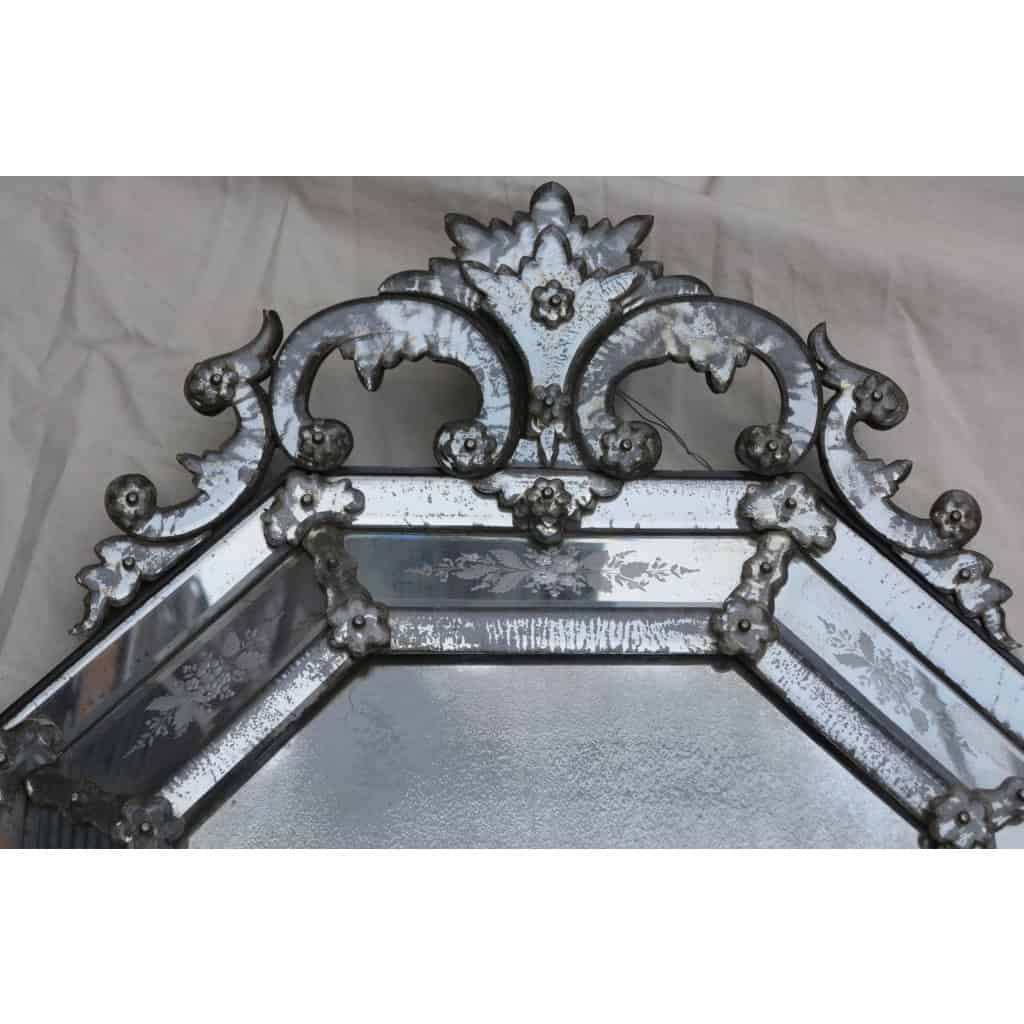1880′ Miroir Venise Octogonal à Fronton Tain Mercure avec Fleurs Gravées et Tain Oxydé