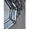 1880′ Miroir Venise Octogonal à Fronton Tain Mercure avec Fleurs Gravées et Tain Oxydé
