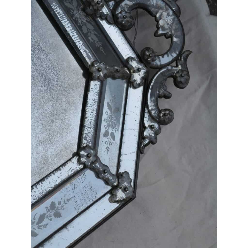 1880′ Miroir Venise Octogonal à Fronton Tain Mercure avec Fleurs Gravées et Tain Oxydé