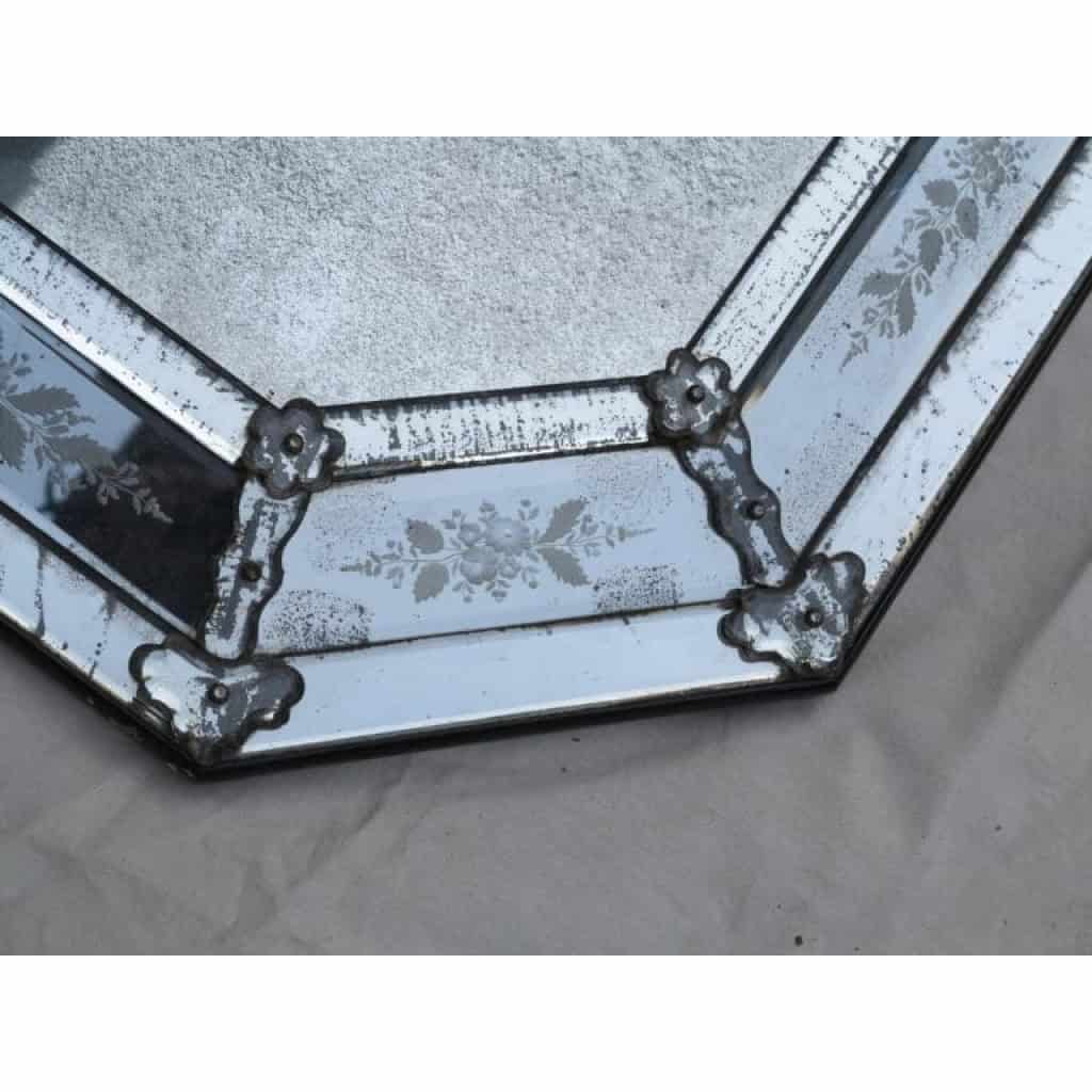 1880′ Miroir Venise Octogonal à Fronton Tain Mercure avec Fleurs Gravées et Tain Oxydé