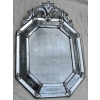 1880′ Miroir Venise Octogonal à Fronton Tain Mercure avec Fleurs Gravées et Tain Oxydé