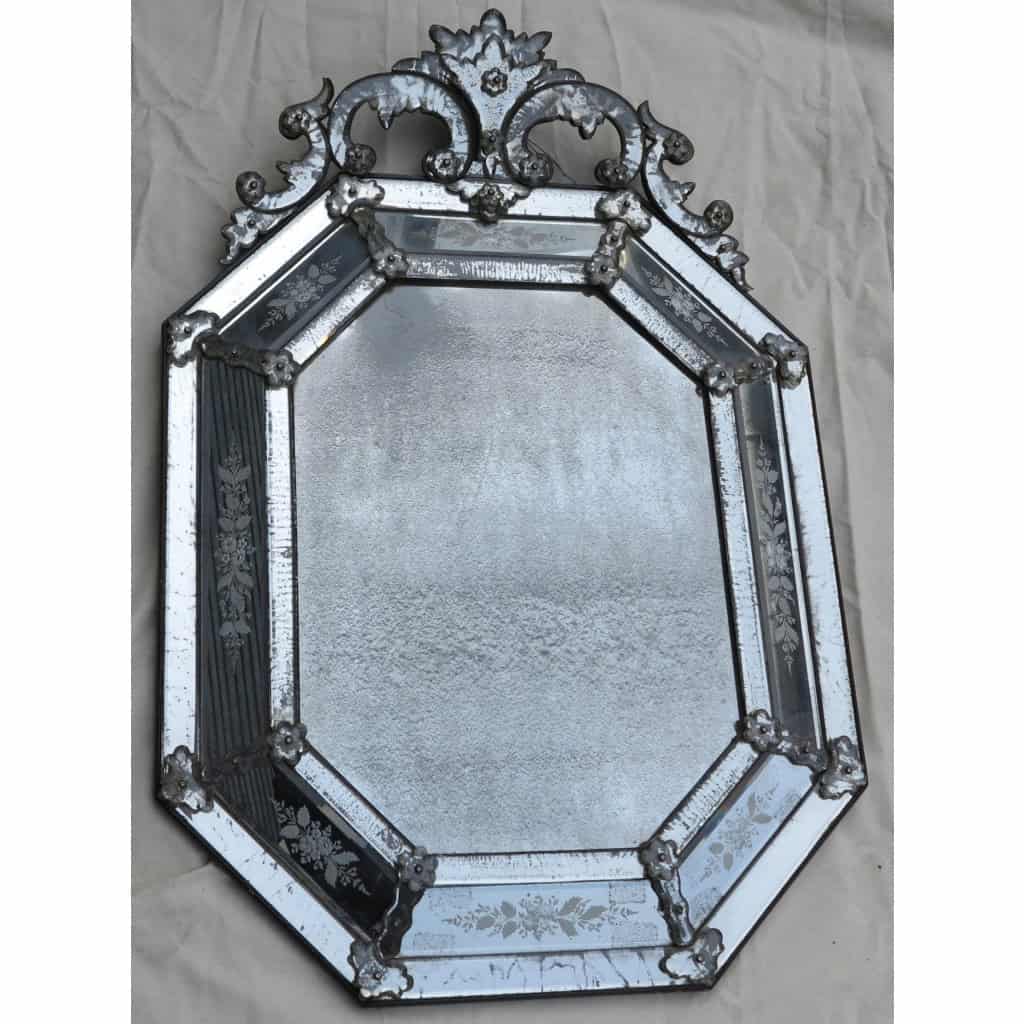 1880′ Miroir Venise Octogonal à Fronton Tain Mercure avec Fleurs Gravées et Tain Oxydé