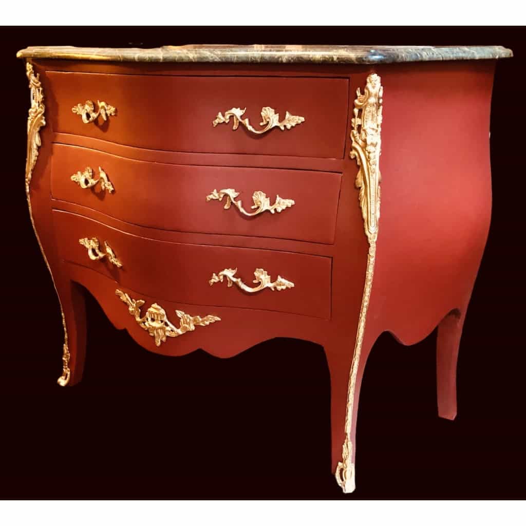Commode de style Louis XV ouvrant par trois tiroirs en bois peint | Biron |||||||||||