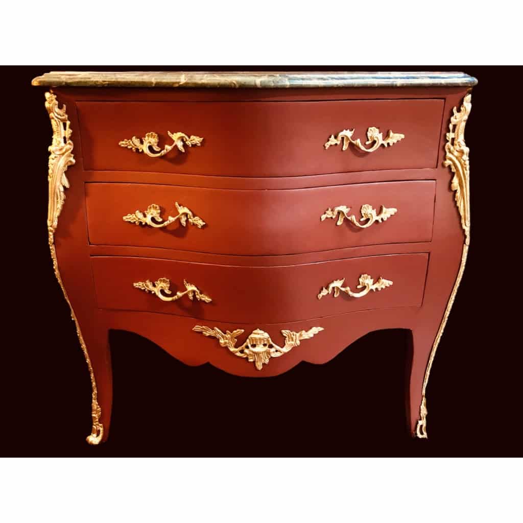 Commode de style Louis XV ouvrant par trois tiroirs en bois peint | Biron Commode de style Louis XV ouvrant par trois tiroirs en bois peint