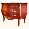 Commode de style Louis XV ouvrant par trois tiroirs en bois peint | Biron Commode de style Louis XV ouvrant par trois tiroirs en bois peint