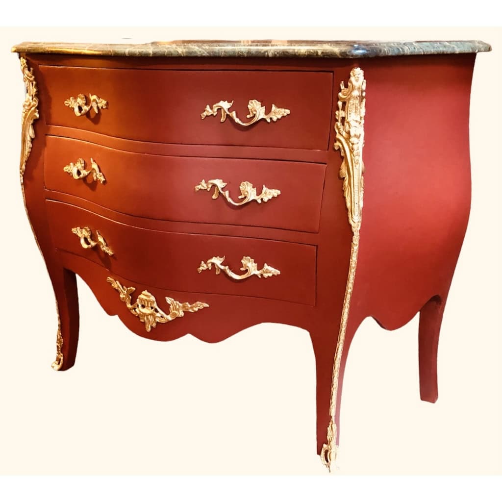 Commode de style Louis XV ouvrant par trois tiroirs en bois peint | Biron Commode de style Louis XV ouvrant par trois tiroirs en bois peint