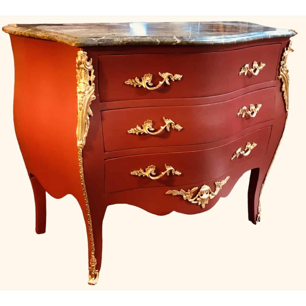 Commode de style Louis XV ouvrant par trois tiroirs en bois peint | Biron Commode de style Louis XV ouvrant par trois tiroirs en bois peint