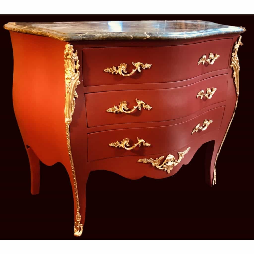 Commode de style Louis XV ouvrant par trois tiroirs en bois peint | Biron Commode de style Louis XV ouvrant par trois tiroirs en bois peint