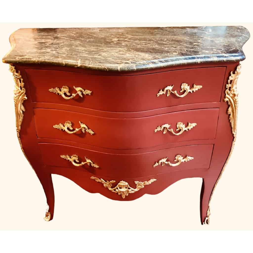 Commode de style Louis XV ouvrant par trois tiroirs en bois peint | Biron Commode de style Louis XV ouvrant par trois tiroirs en bois peint