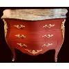 Commode de style Louis XV ouvrant par trois tiroirs en bois peint | Biron Commode de style Louis XV ouvrant par trois tiroirs en bois peint