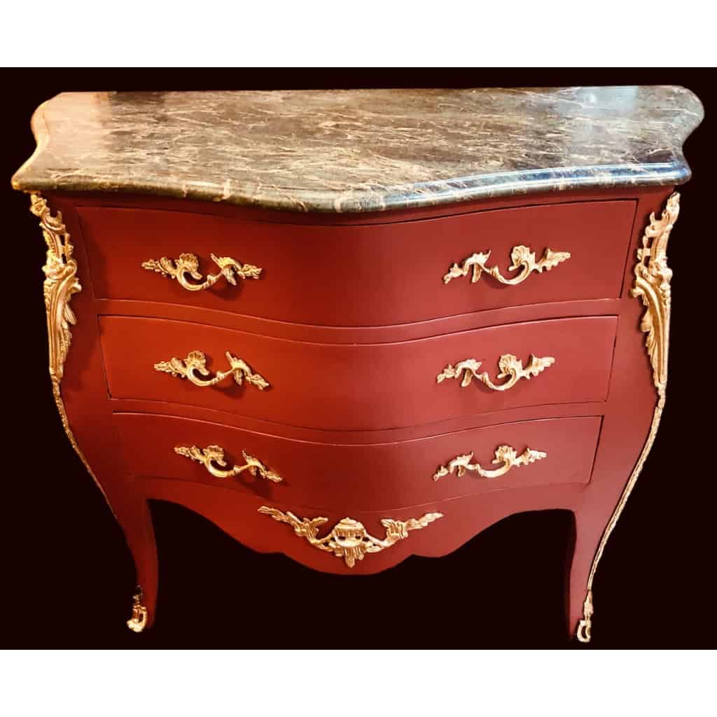 Commode de style Louis XV ouvrant par trois tiroirs en bois peint | Biron Commode de style Louis XV ouvrant par trois tiroirs en bois peint