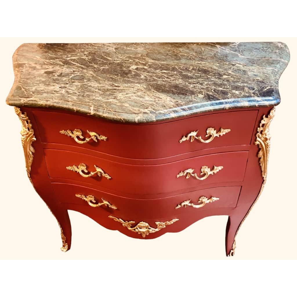 Commode de style Louis XV ouvrant par trois tiroirs en bois peint | Biron Commode de style Louis XV ouvrant par trois tiroirs en bois peint