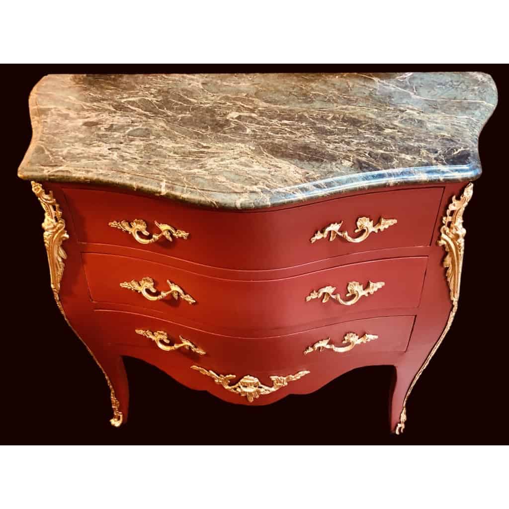 Commode de style Louis XV ouvrant par trois tiroirs en bois peint | Biron Commode de style Louis XV ouvrant par trois tiroirs en bois peint