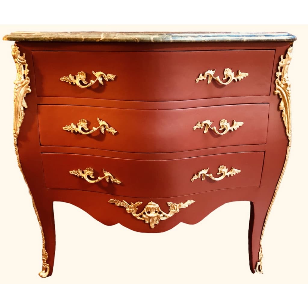 Commode de style Louis XV ouvrant par trois tiroirs en bois peint | Biron Commode de style Louis XV ouvrant par trois tiroirs en bois peint
