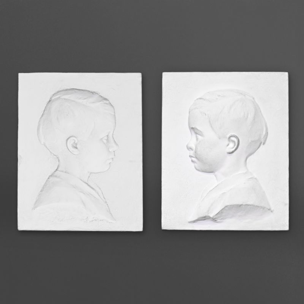 Paire de profil d’enfant en plâtre, XXème siècle. | Biron |||||