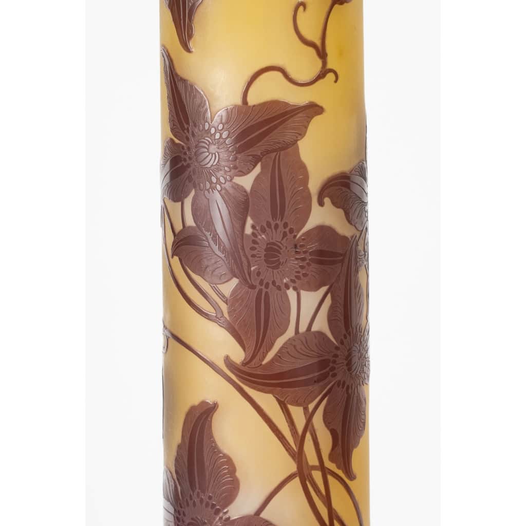 émile Gallé – Grand Vase Tube Dit « pied D’éléphant » Aux Clématites, Pâte De Verre Art Nouveau | Biron émile Gallé - Grand Vase Tube Dit « pied D’éléphant » Aux Clématites, Pâte De Verre Art Nouveau