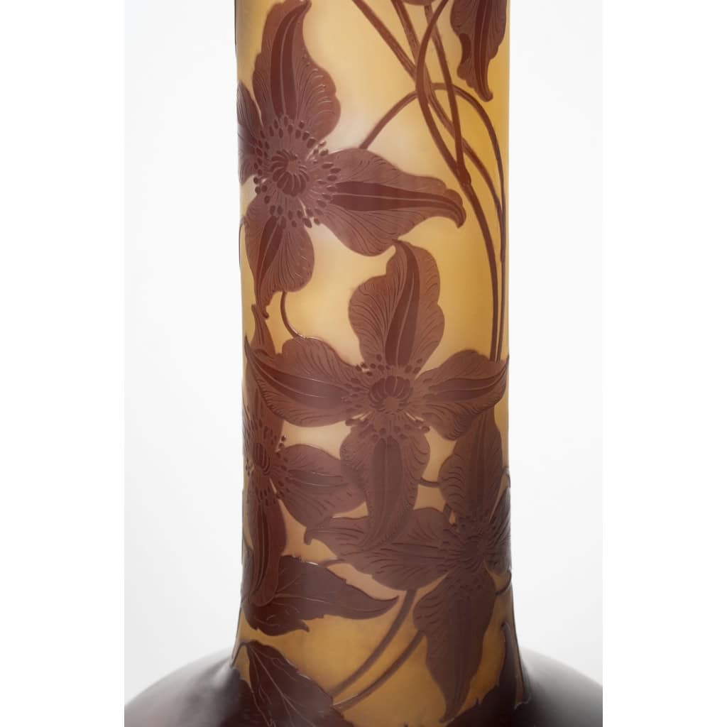 émile Gallé – Grand Vase Tube Dit « pied D’éléphant » Aux Clématites, Pâte De Verre Art Nouveau | Biron émile Gallé - Grand Vase Tube Dit « pied D’éléphant » Aux Clématites, Pâte De Verre Art Nouveau