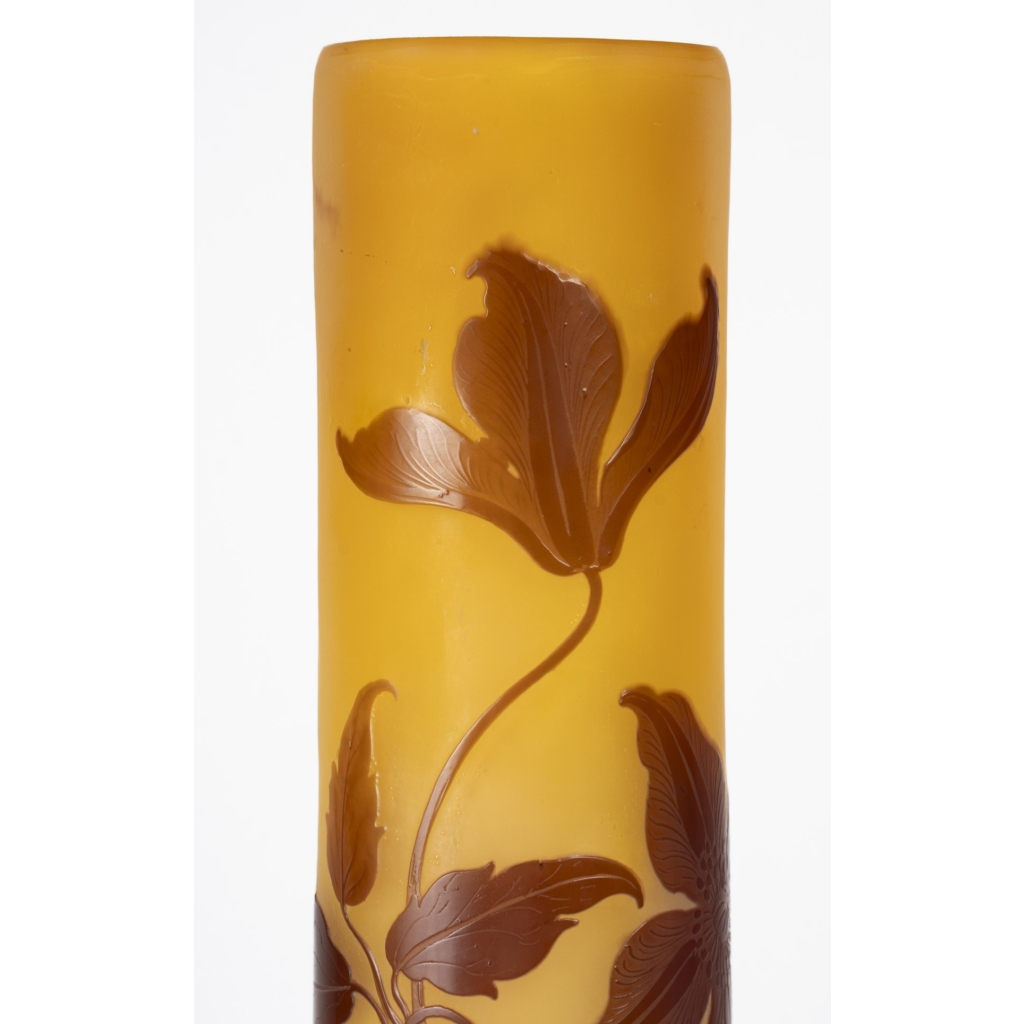 émile Gallé – Grand Vase Tube Dit « pied D’éléphant » Aux Clématites, Pâte De Verre Art Nouveau | Biron émile Gallé - Grand Vase Tube Dit « pied D’éléphant » Aux Clématites, Pâte De Verre Art Nouveau