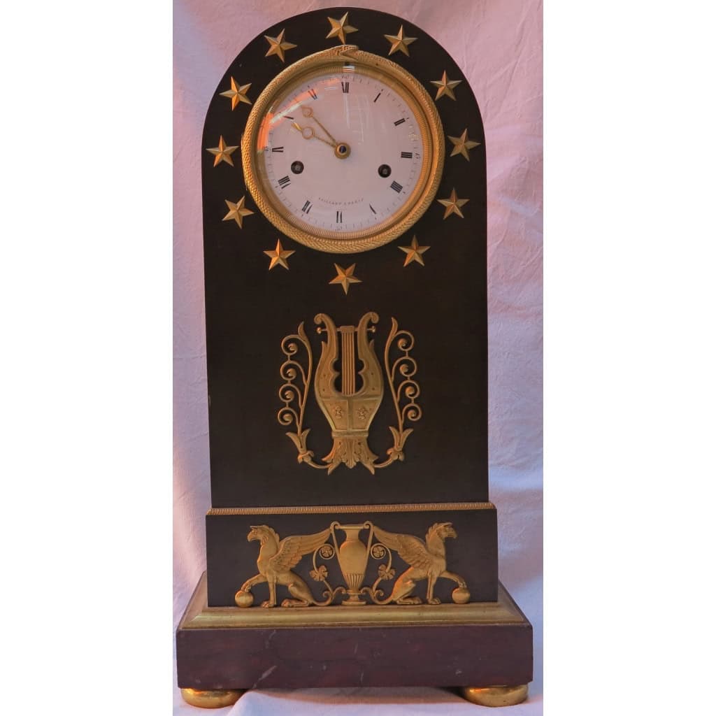 1795′ Pendule Époque Directoire en Bronze Double Patine à l’Ouroboros | Biron |||||