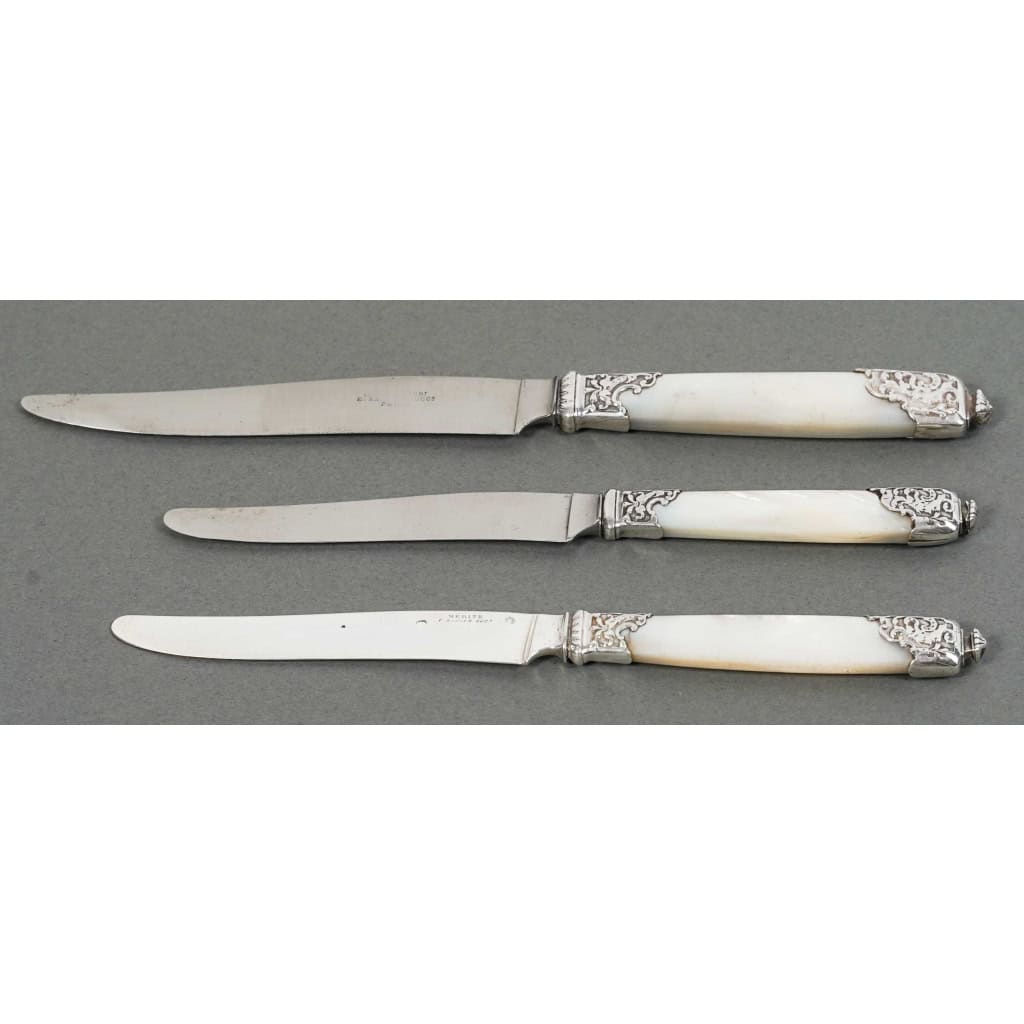 ORFÈVRE MERITE – ENSEMBLE DE 36 COUTEAUX EN NACRE ET ARGENT FIN XIXE | Biron ORFÈVRE MERITE - ENSEMBLE DE 36 COUTEAUX EN NACRE ET ARGENT FIN XIXE