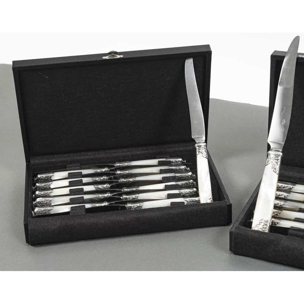ORFÈVRE MERITE – ENSEMBLE DE 36 COUTEAUX EN NACRE ET ARGENT FIN XIXE | Biron ORFÈVRE MERITE - ENSEMBLE DE 36 COUTEAUX EN NACRE ET ARGENT FIN XIXE