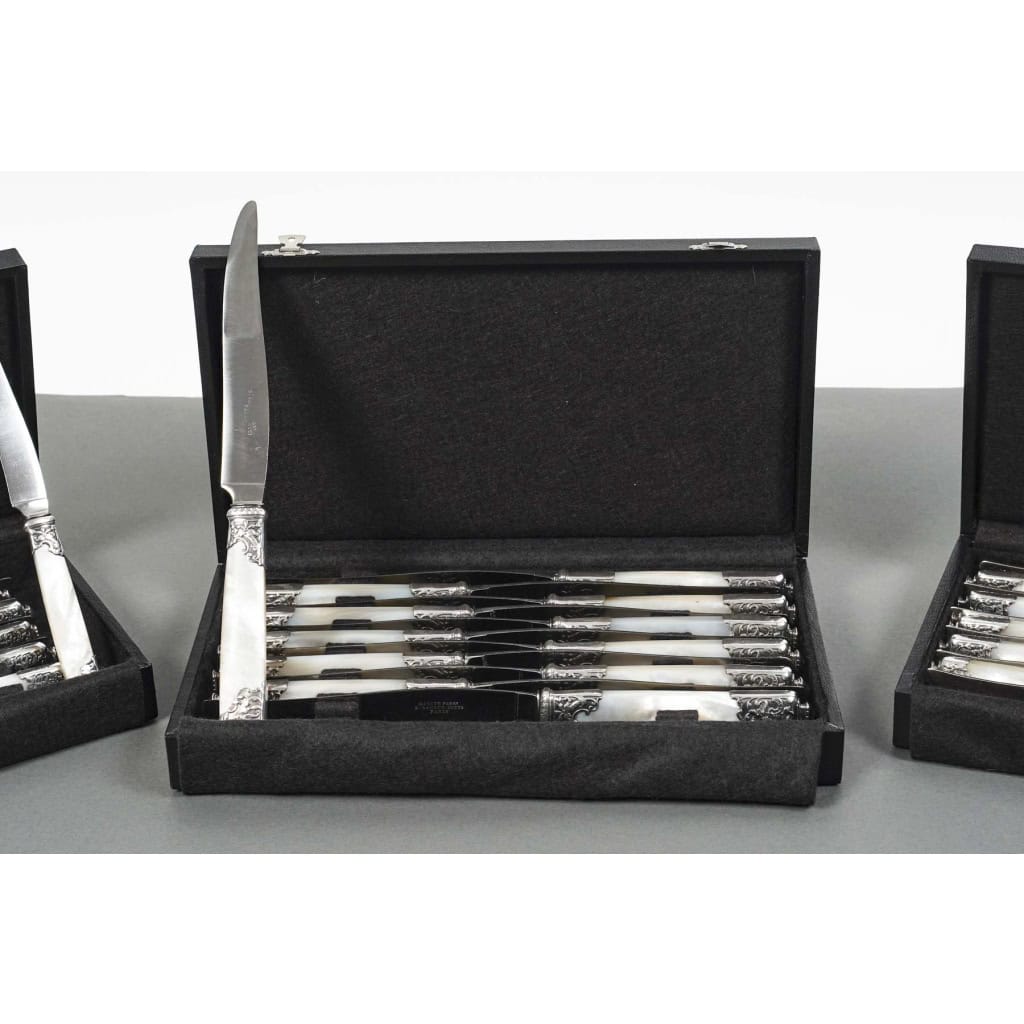 ORFÈVRE MERITE – ENSEMBLE DE 36 COUTEAUX EN NACRE ET ARGENT FIN XIXE | Biron ORFÈVRE MERITE - ENSEMBLE DE 36 COUTEAUX EN NACRE ET ARGENT FIN XIXE