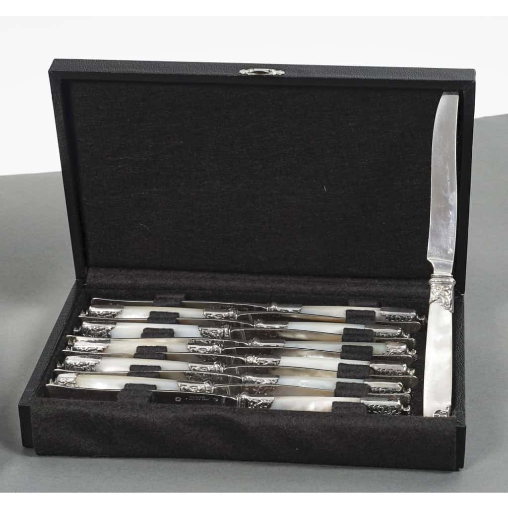 ORFÈVRE MERITE – ENSEMBLE DE 36 COUTEAUX EN NACRE ET ARGENT FIN XIXE | Biron ORFÈVRE MERITE - ENSEMBLE DE 36 COUTEAUX EN NACRE ET ARGENT FIN XIXE