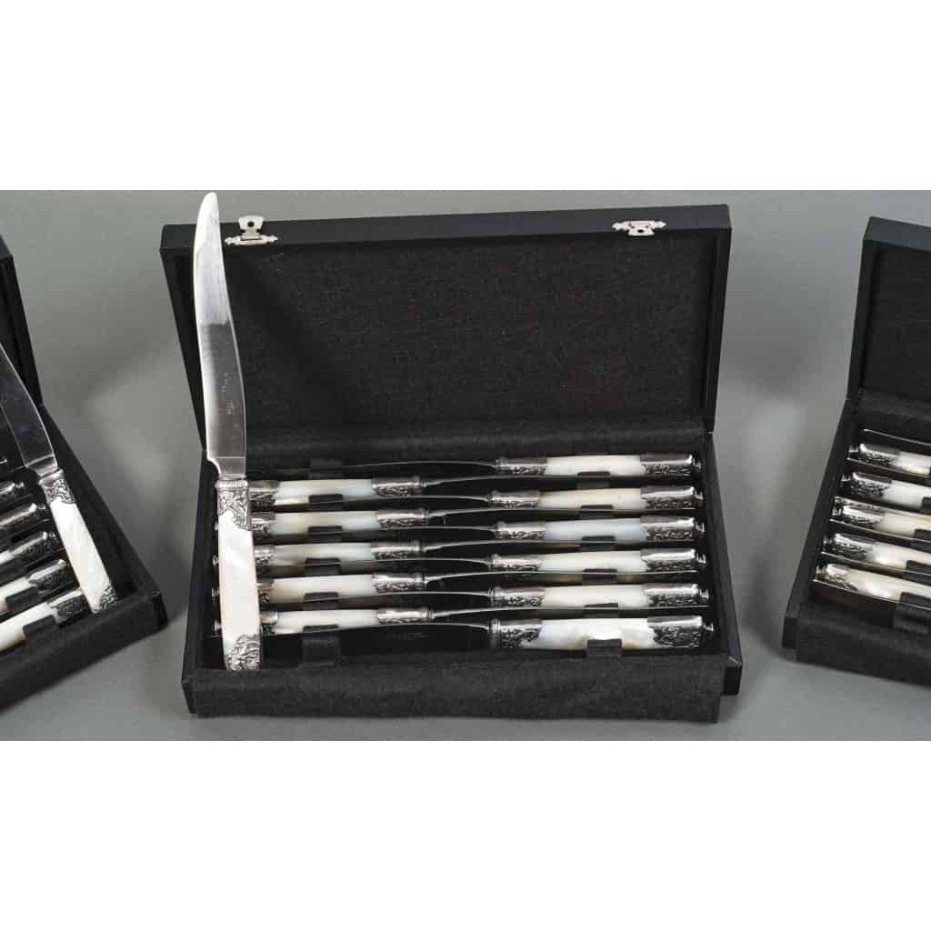 ORFÈVRE MERITE – ENSEMBLE DE 36 COUTEAUX EN NACRE ET ARGENT FIN XIXE | Biron ORFÈVRE MERITE - ENSEMBLE DE 36 COUTEAUX EN NACRE ET ARGENT FIN XIXE