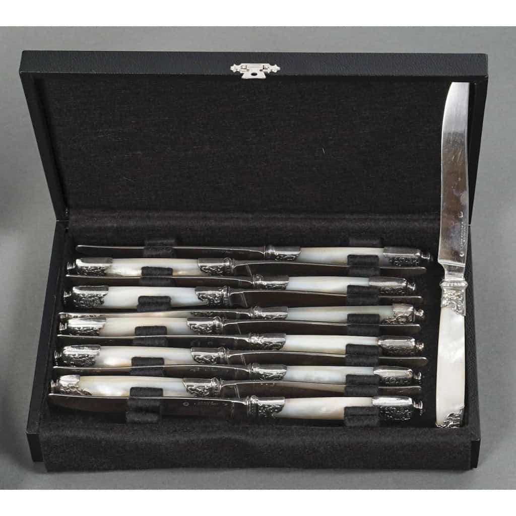 ORFÈVRE MERITE – ENSEMBLE DE 36 COUTEAUX EN NACRE ET ARGENT FIN XIXE | Biron ORFÈVRE MERITE - ENSEMBLE DE 36 COUTEAUX EN NACRE ET ARGENT FIN XIXE