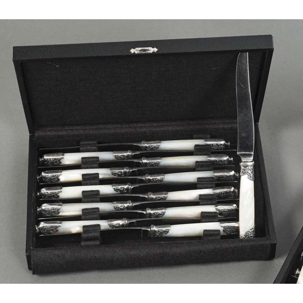 ORFÈVRE MERITE – ENSEMBLE DE 36 COUTEAUX EN NACRE ET ARGENT FIN XIXE | Biron ORFÈVRE MERITE - ENSEMBLE DE 36 COUTEAUX EN NACRE ET ARGENT FIN XIXE