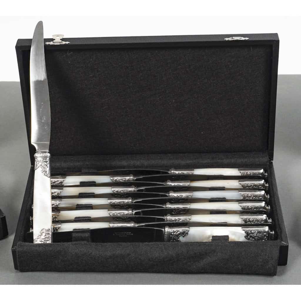 ORFÈVRE MERITE – ENSEMBLE DE 36 COUTEAUX EN NACRE ET ARGENT FIN XIXE | Biron ORFÈVRE MERITE - ENSEMBLE DE 36 COUTEAUX EN NACRE ET ARGENT FIN XIXE