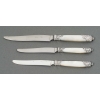 ORFÈVRE MERITE – ENSEMBLE DE 36 COUTEAUX EN NACRE ET ARGENT FIN XIXE | Biron ORFÈVRE MERITE - ENSEMBLE DE 36 COUTEAUX EN NACRE ET ARGENT FIN XIXE