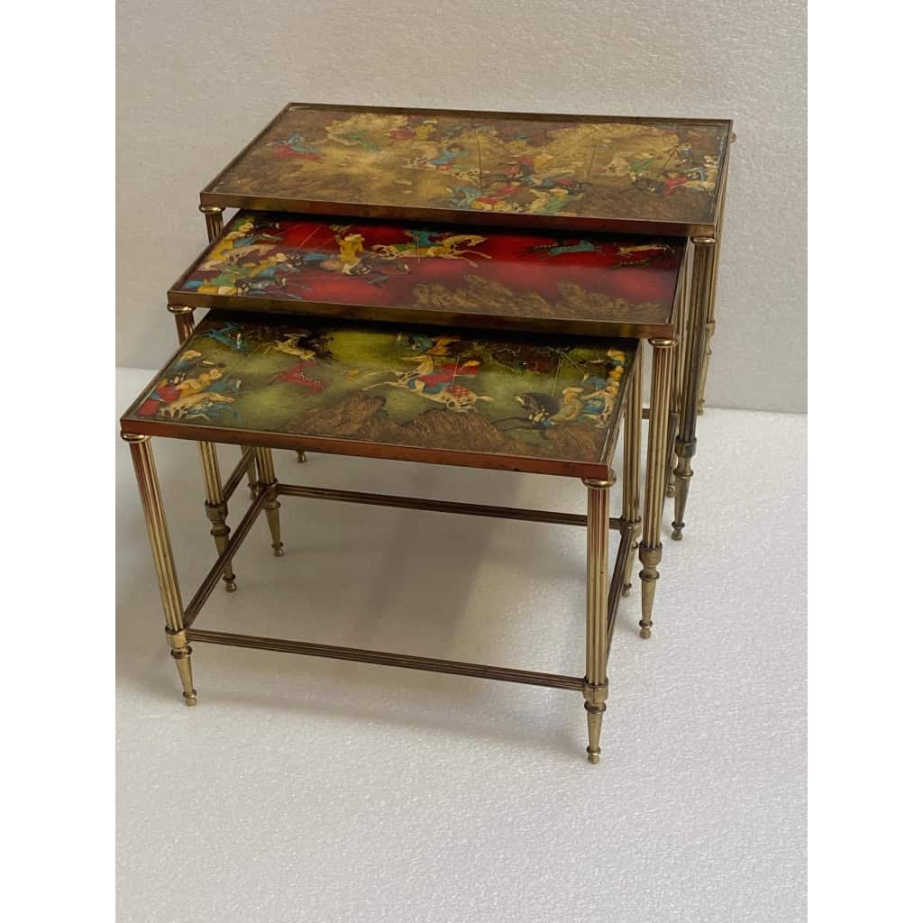 1950′ Série De 3 Tables Gigognes Avec Peintures Guerriers Mongols Maison Baguès En Bronze Doré, 3 Plateaux | Biron 1950′ Série De 3 Tables Gigognes Avec Peintures Guerriers Mongols Maison Baguès En Bronze Doré, 3 Plateaux
