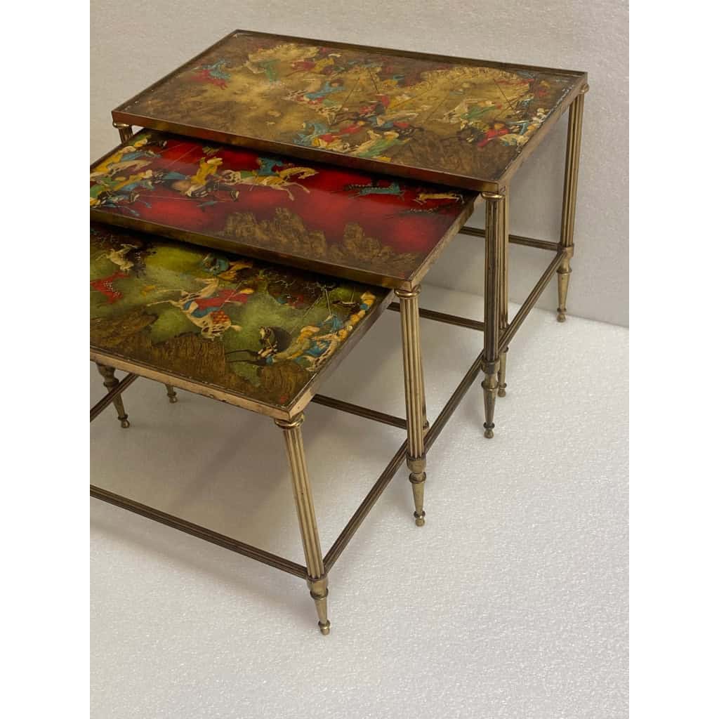 1950′ Série De 3 Tables Gigognes Avec Peintures Guerriers Mongols Maison Baguès En Bronze Doré, 3 Plateaux | Biron 1950′ Série De 3 Tables Gigognes Avec Peintures Guerriers Mongols Maison Baguès En Bronze Doré, 3 Plateaux