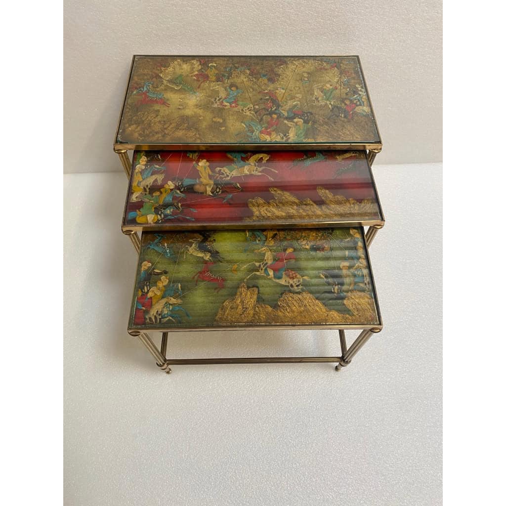 1950′ Série De 3 Tables Gigognes Avec Peintures Guerriers Mongols Maison Baguès En Bronze Doré, 3 Plateaux | Biron 1950′ Série De 3 Tables Gigognes Avec Peintures Guerriers Mongols Maison Baguès En Bronze Doré, 3 Plateaux