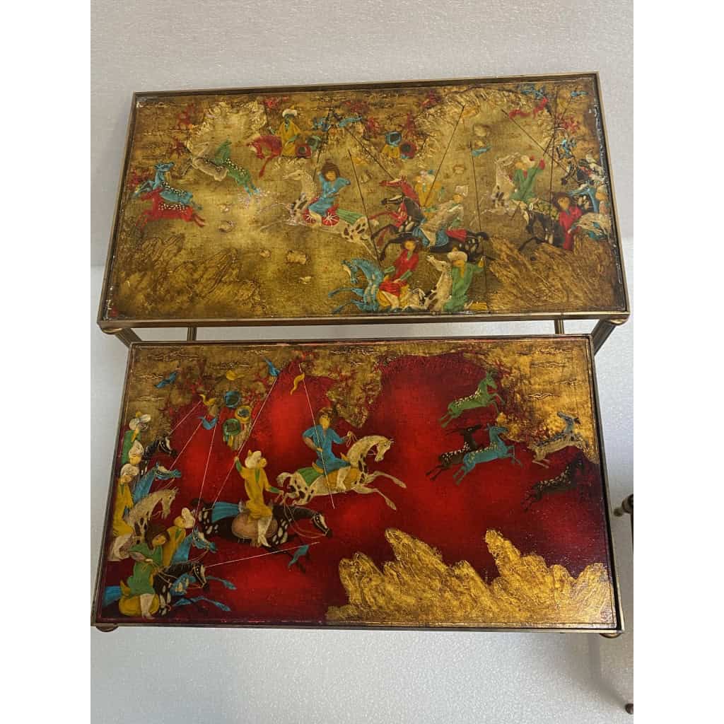 1950′ Série De 3 Tables Gigognes Avec Peintures Guerriers Mongols Maison Baguès En Bronze Doré, 3 Plateaux | Biron 1950′ Série De 3 Tables Gigognes Avec Peintures Guerriers Mongols Maison Baguès En Bronze Doré, 3 Plateaux