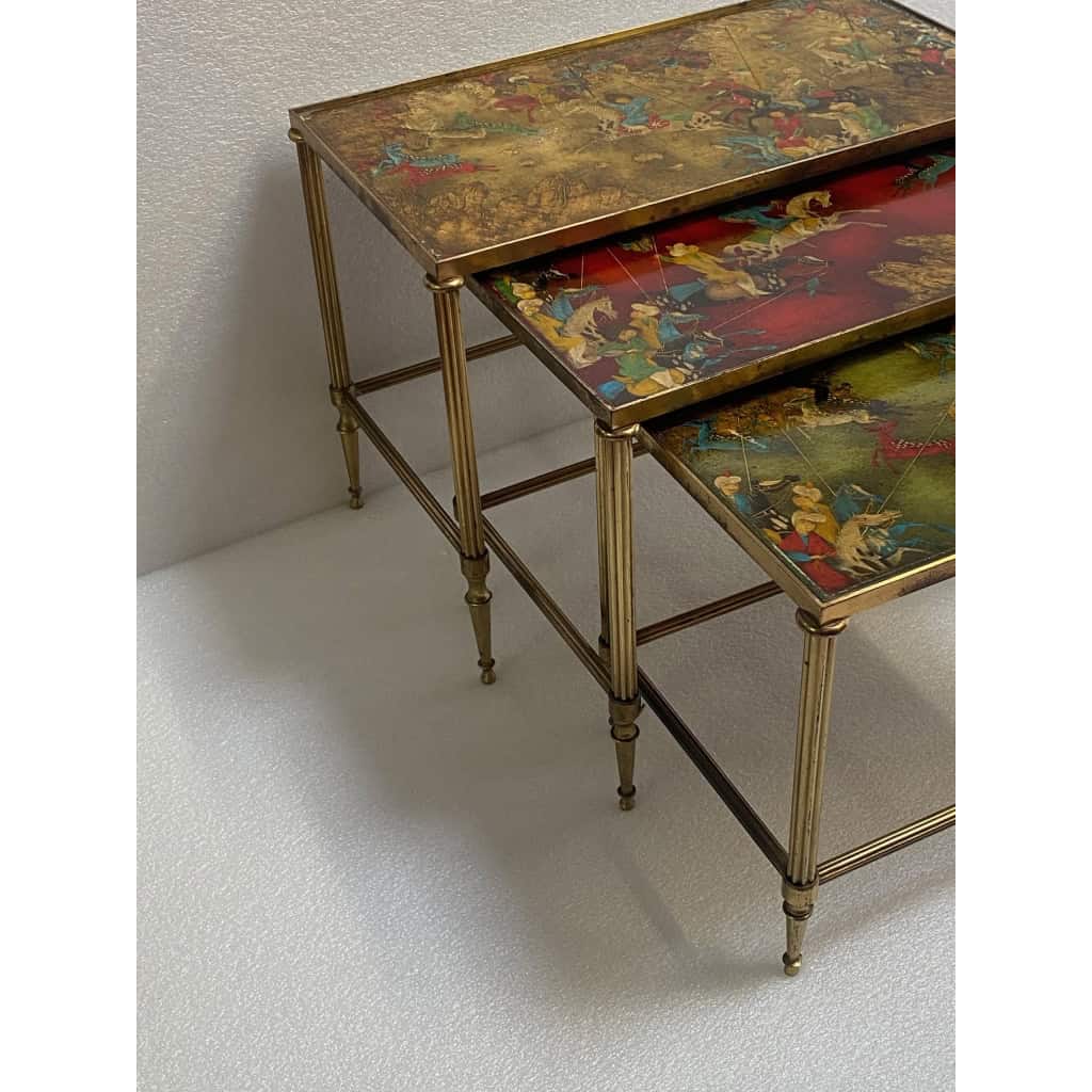 1950′ Série De 3 Tables Gigognes Avec Peintures Guerriers Mongols Maison Baguès En Bronze Doré, 3 Plateaux | Biron 1950′ Série De 3 Tables Gigognes Avec Peintures Guerriers Mongols Maison Baguès En Bronze Doré, 3 Plateaux