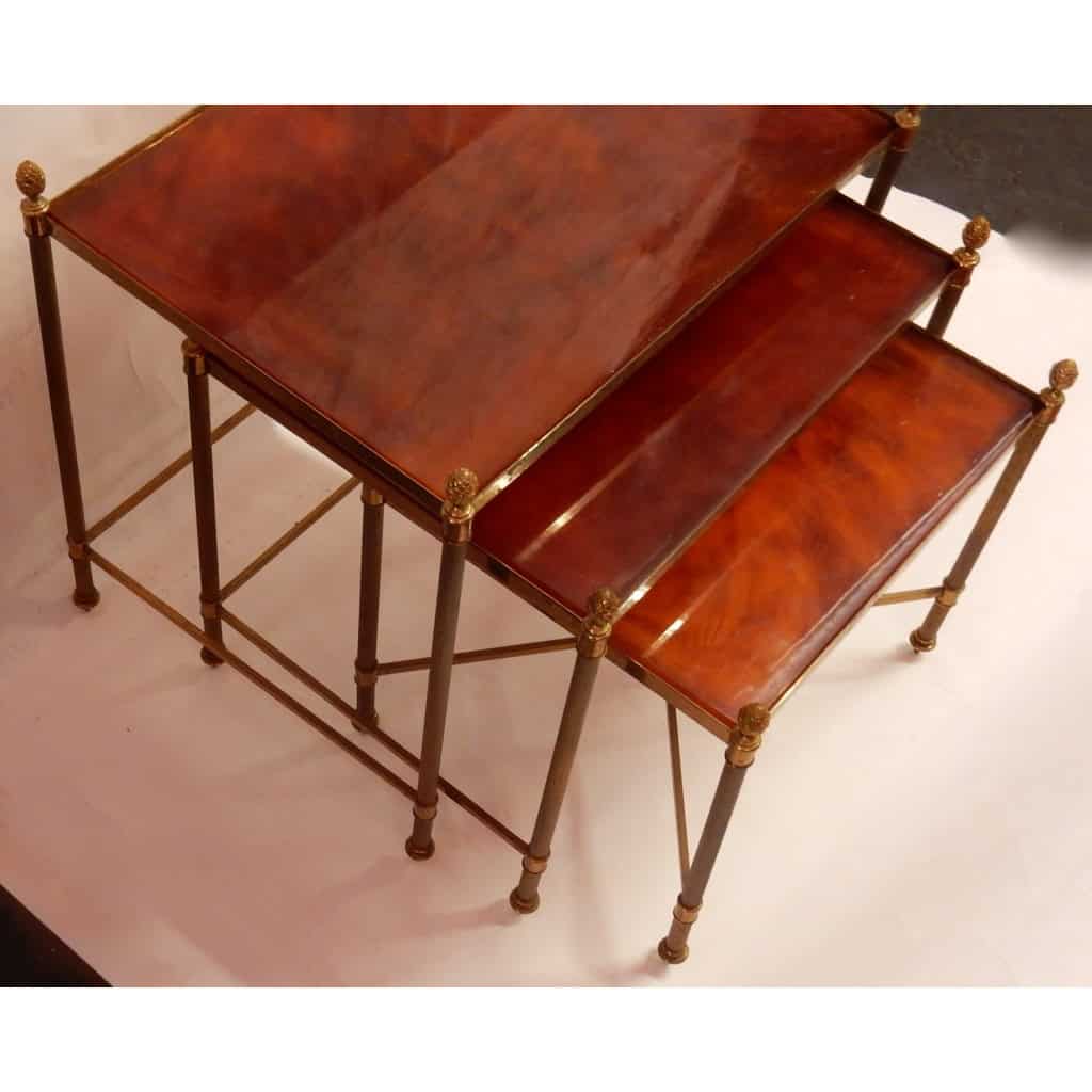 1970′ Série De 3 Tables Gigognes Maison Baguès En Bronze Doré, 3 Plateaux Bakélite Façon Ambré