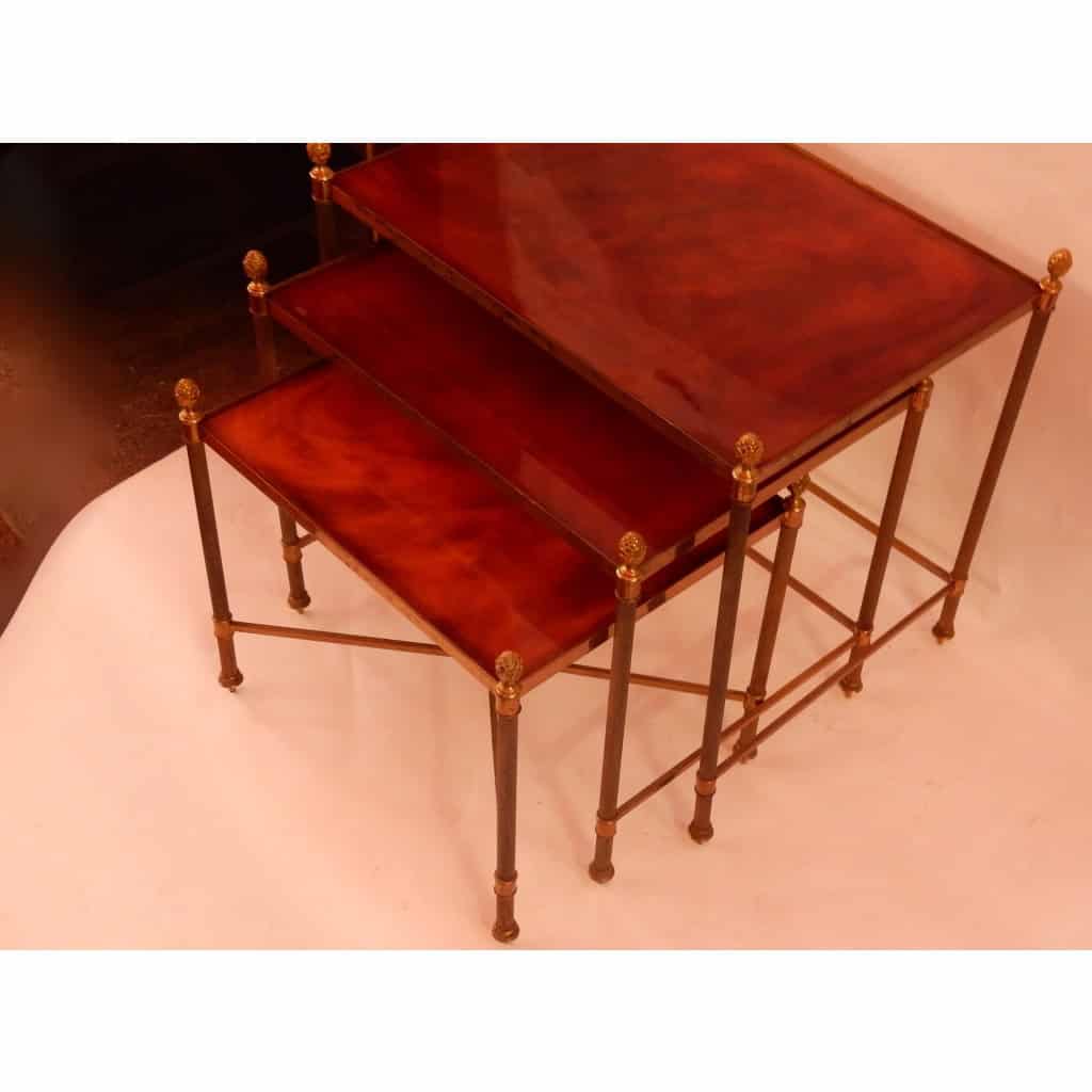 1970′ Série De 3 Tables Gigognes Maison Baguès En Bronze Doré, 3 Plateaux Bakélite Façon Ambré
