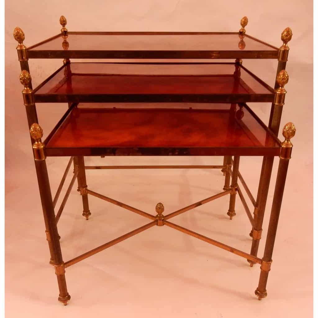 1970′ Série De 3 Tables Gigognes Maison Baguès En Bronze Doré, 3 Plateaux Bakélite Façon Ambré